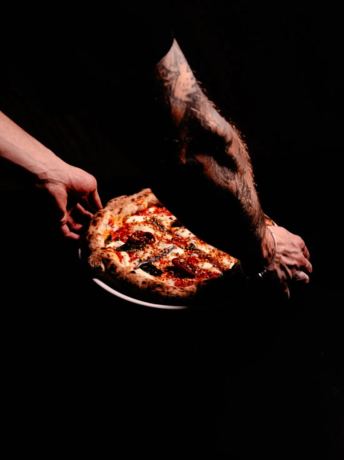 Pizza servita al tavolo