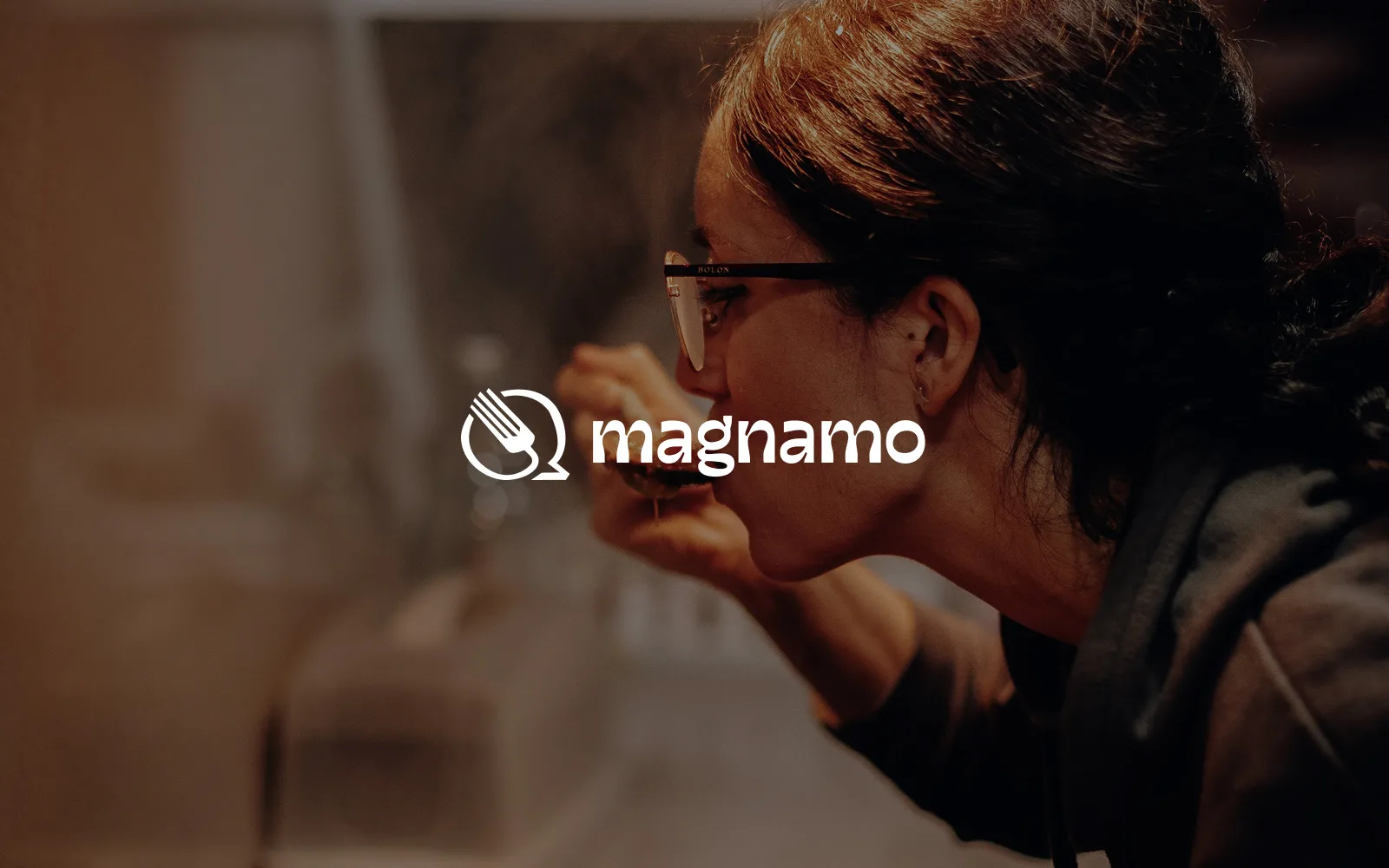 Magnamo — una persona mangia a tavola